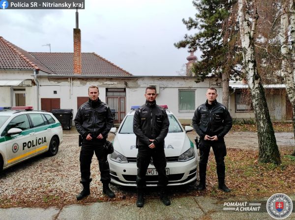 Policajti z Vlčian zachránili život, majiteľka miestneho kaderníctva prestala dýchať.