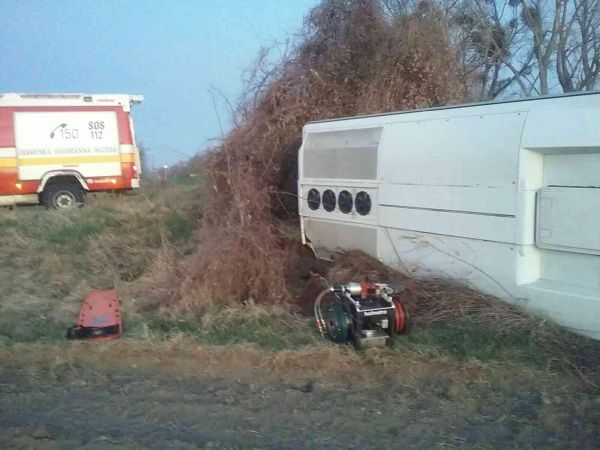 V katastri obce Mostová pri Galante sa prevrátil autobus s 11 cestujúcimi.