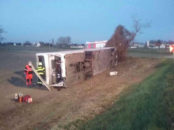 V katastri obce Mostová pri Galante sa prevrátil autobus s 11 cestujúcimi.