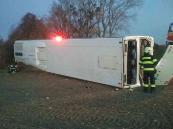 V katastri obce Mostová pri Galante sa prevrátil autobus s 11 cestujúcimi.